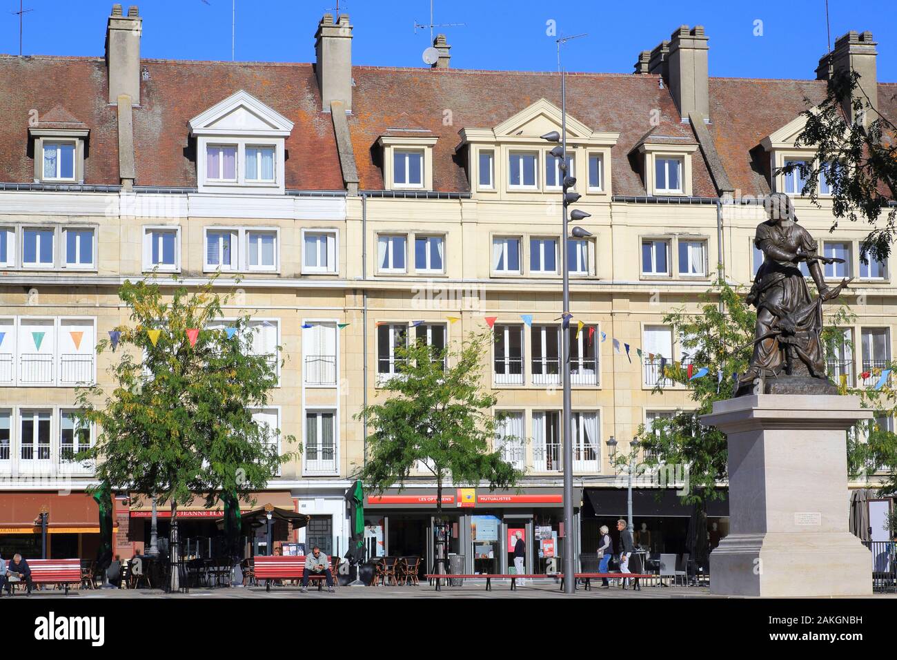 La France, l'Oise, Beauvais, Place Jeanne-Hachette avec la statue de la jeune Beauvaisienne Jeanne Laisne Banque D'Images