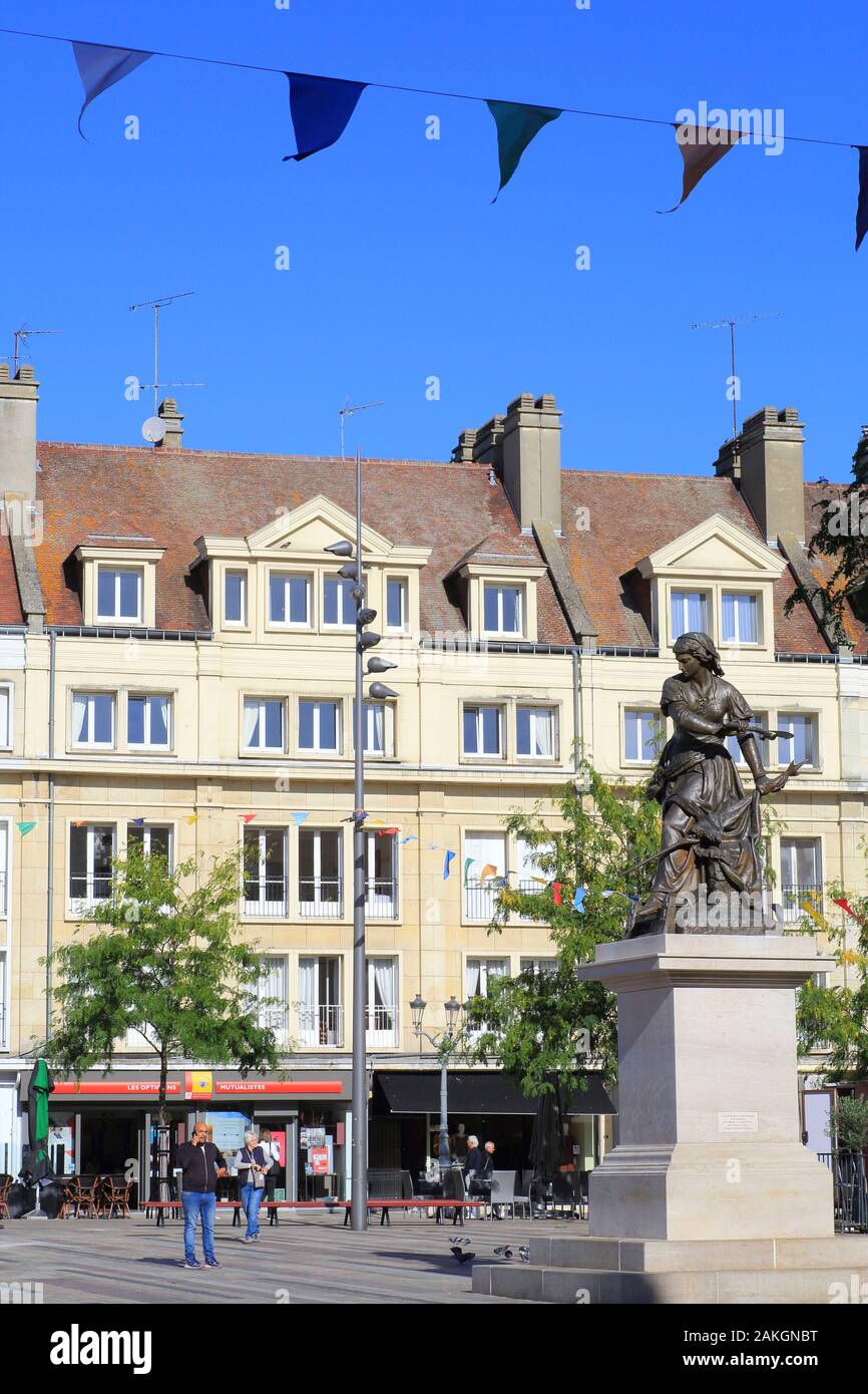 La France, l'Oise, Beauvais, Place Jeanne-Hachette avec la statue de la jeune Beauvaisienne Jeanne Laisne Banque D'Images