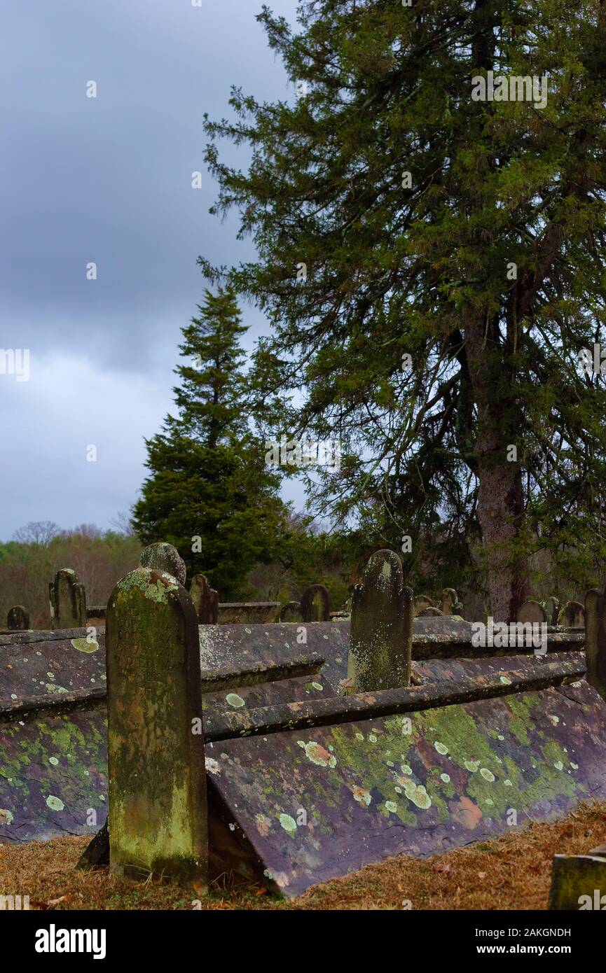 Sparte,California,USA-Décembre 29, 2019 : la tente tombes des années 1800 à Mt. Cimetière Gilean à Sparte, New York sur un jour de tempête. Banque D'Images