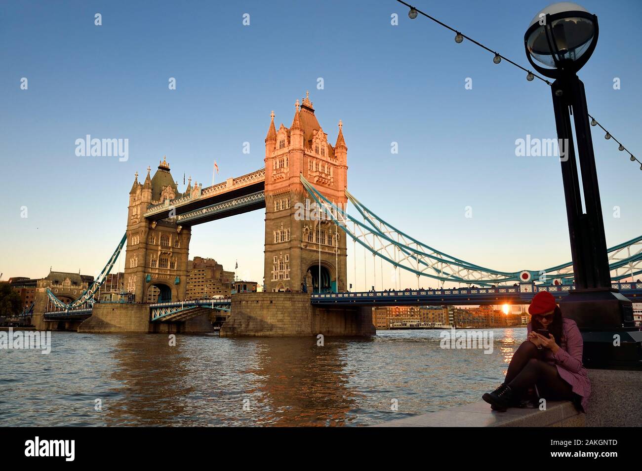Royaume-uni, Londres, Tower Bridge, pont tournant, de l'autre côté de la Tamise, entre les quartiers de Southwark et de Tower Hamlets Banque D'Images