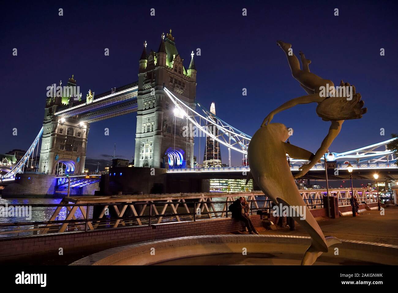 Royaume-uni, Londres, quartier de Tower Hamlets, Tower Bridge sur la Tamise, David Wynne's sculpture la fille avec un dauphin et le Shard London Bridge Tower de l'architecte Renzo Piano, la plus haute tour de Londres Banque D'Images