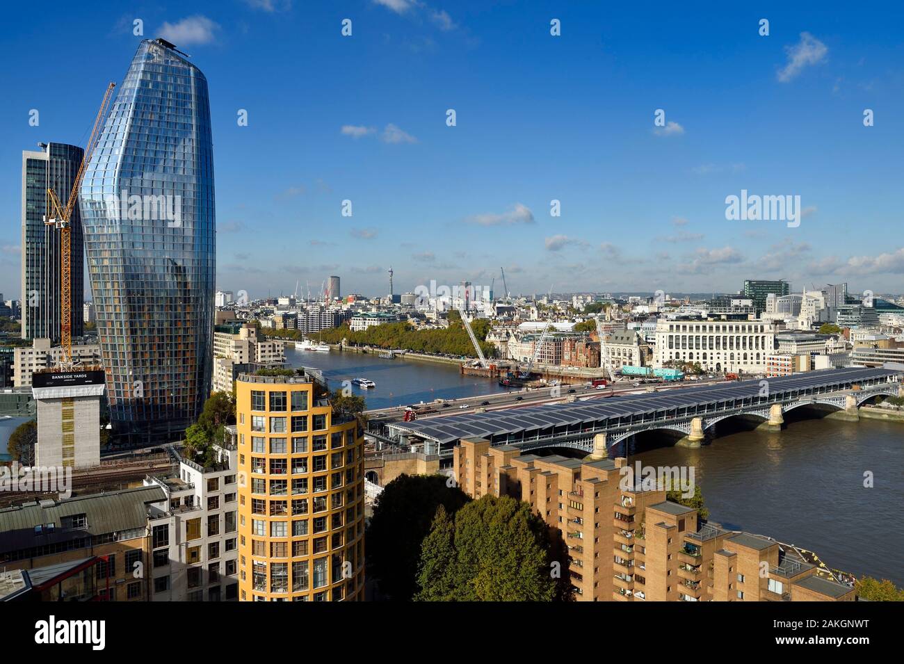 Royaume-uni, Londres, le Blackfriars Railway Bridge sur la Tamise, dominé par les gratte-ciel une gauche Blackfriars Banque D'Images