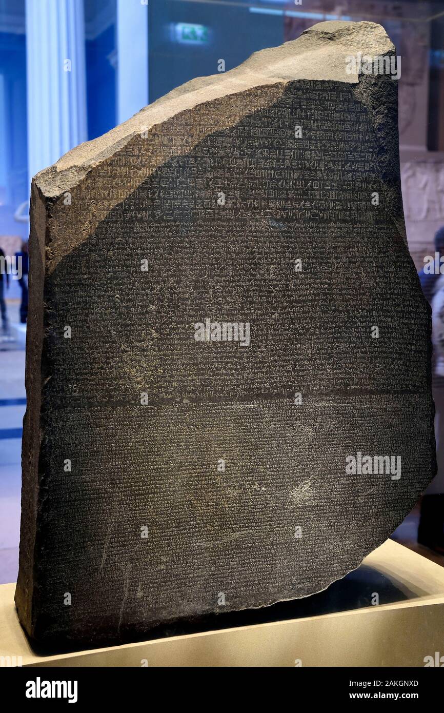 Royaume-uni, Londres, Bloomsbury, le British Museum, l'Égypte ancienne, la pierre de Rosette, stèle gravée de l'Égypte ancienne fragment portant trois versions (hiéroglyphes, démotique égyptien et l'alphabet grec) du même texte qui a permis le déchiffrage des hiéroglyphes au 19ème siècle par Jean-François Champollion Banque D'Images