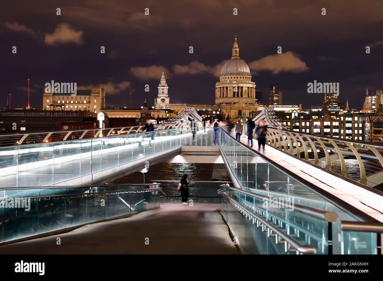 Royaume-uni, Londres, le Millennium Bridge par l'architecte Norman Foster sur la rivière Thames et la Cathédrale St Paul à l'arrière-plan Banque D'Images