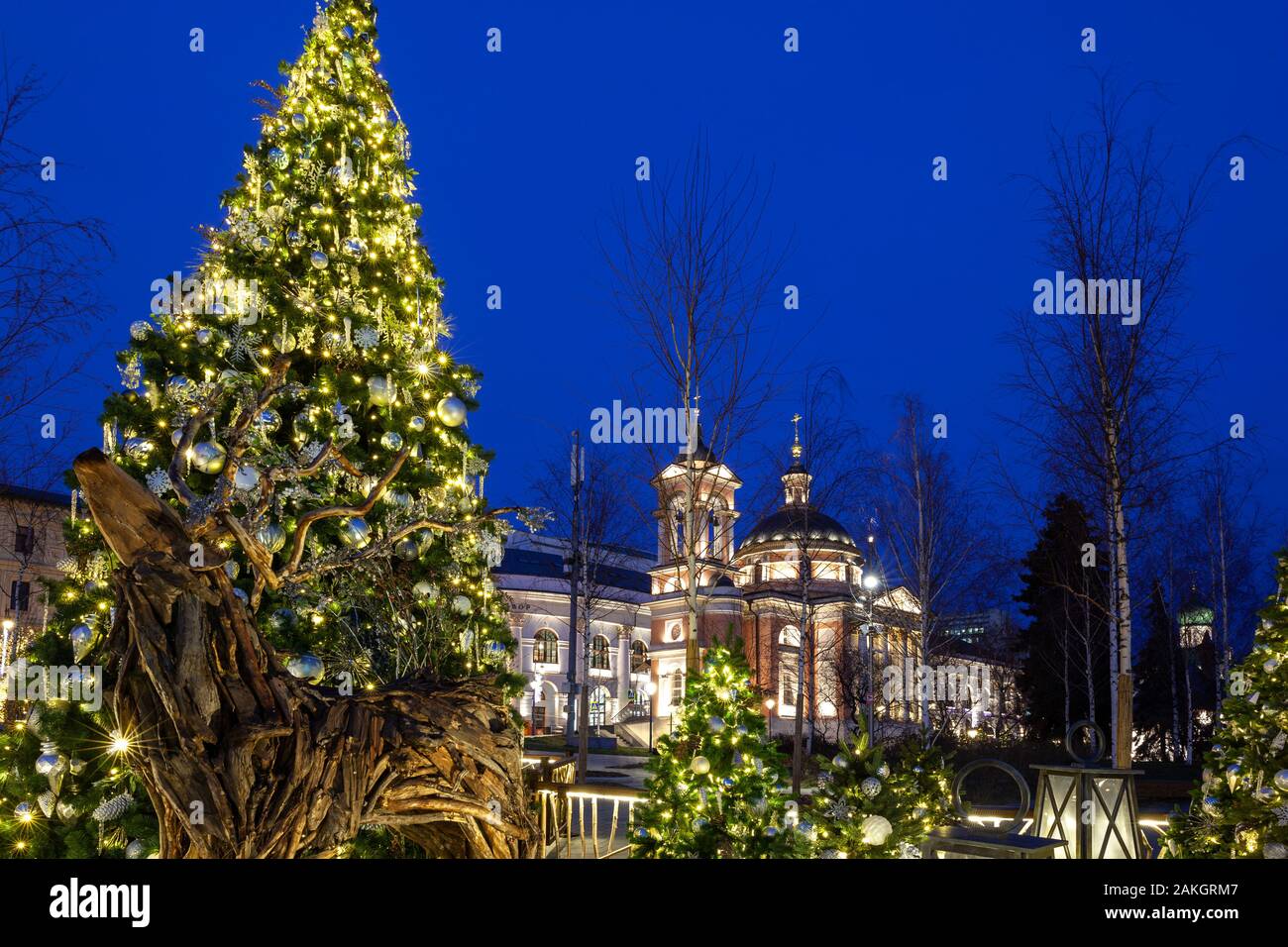 Décorations de Noël à Zaryadye Parc avec église de Sainte Barbara dans la rue Varvarka sur le fond, Moscou, Russie Banque D'Images