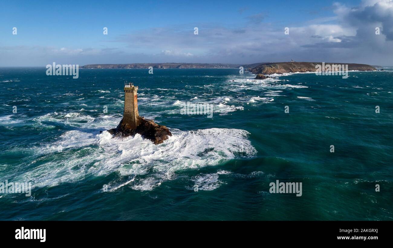 France, Manche, mer d'Iroise, Cap Sizun, Audierne, Pointe du Raz, Grand Site National, le phare de la Vieille dans la marée courants du raz de Sein (vue aérienne) Banque D'Images