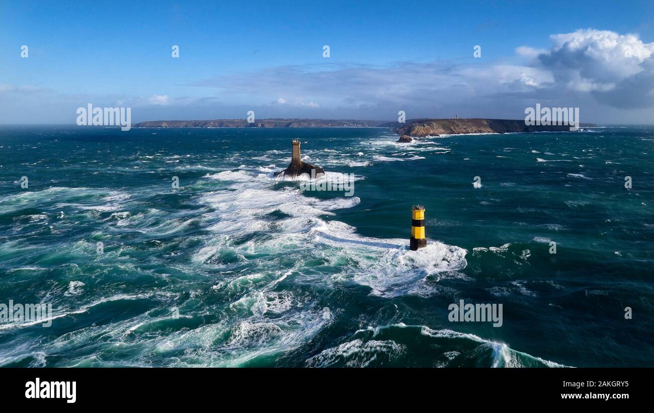 France, Manche, mer d'Iroise, Cap Sizun, Audierne, Pointe du Raz, Grand Site National, le phare de la Vieille et le lard de la plaque dans les courants de marée le raz de Sein (vue aérienne) Banque D'Images