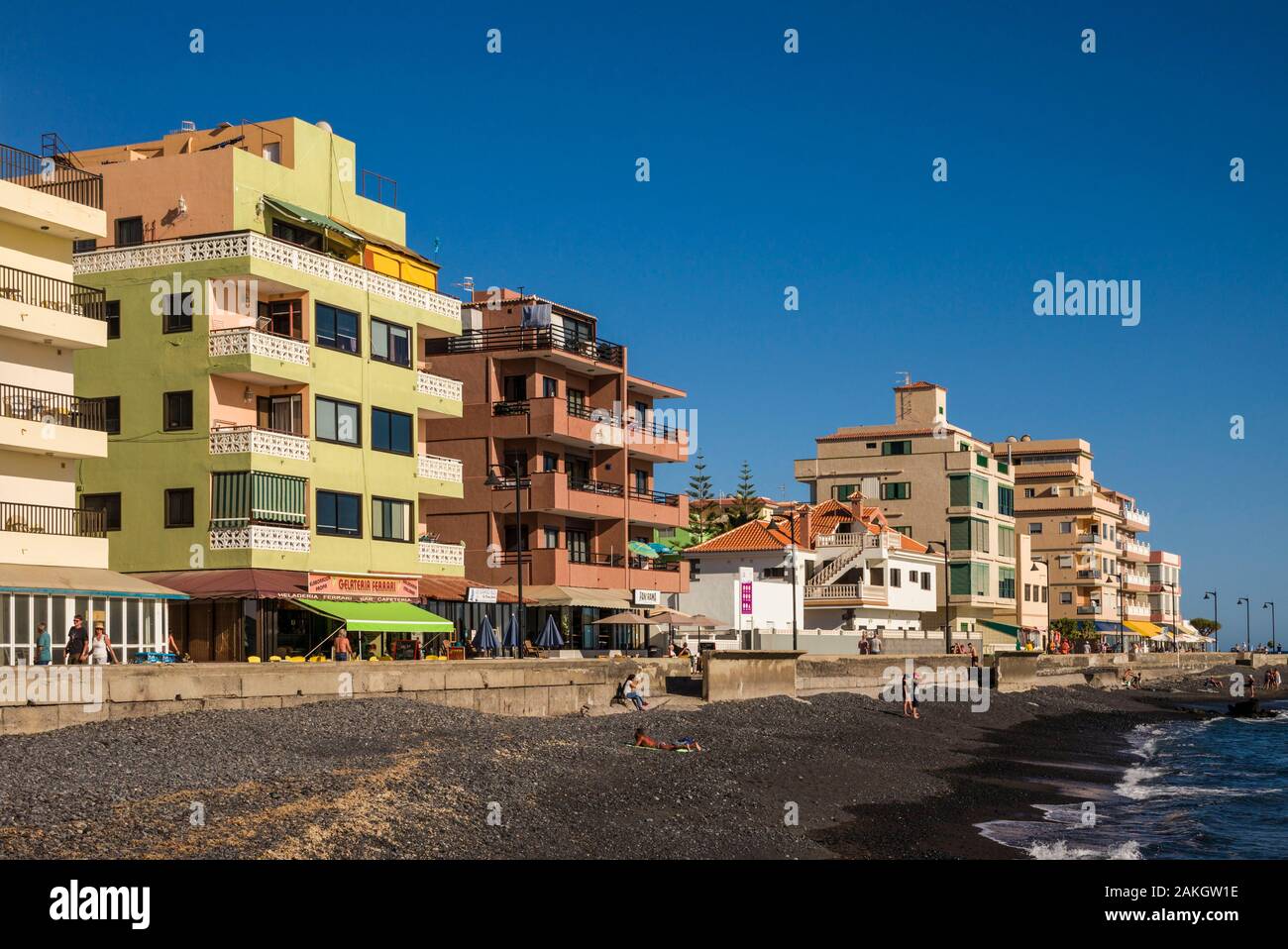 L'Espagne, Iles Canaries, Tenerife Island, Las Galletas, bâtiments au bord de l'eau Banque D'Images