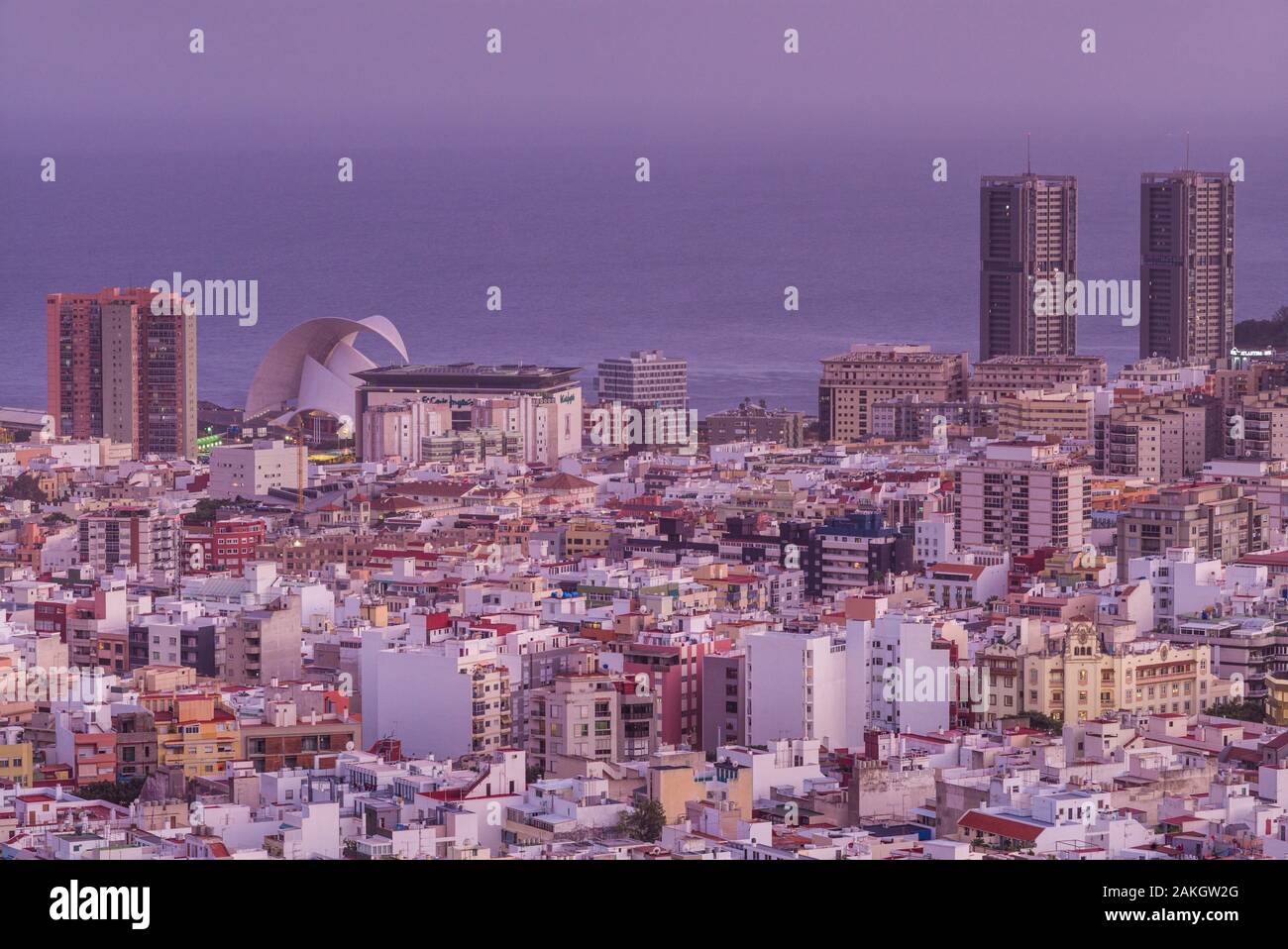 L'Espagne, Iles Canaries, Tenerife, l'île Santa Cruz de Tenerife, augmentation de la vue de la ville et de l'Auditorium de Santa Cruz conçu par l'architecte Santiago Calatrava, dusk Banque D'Images