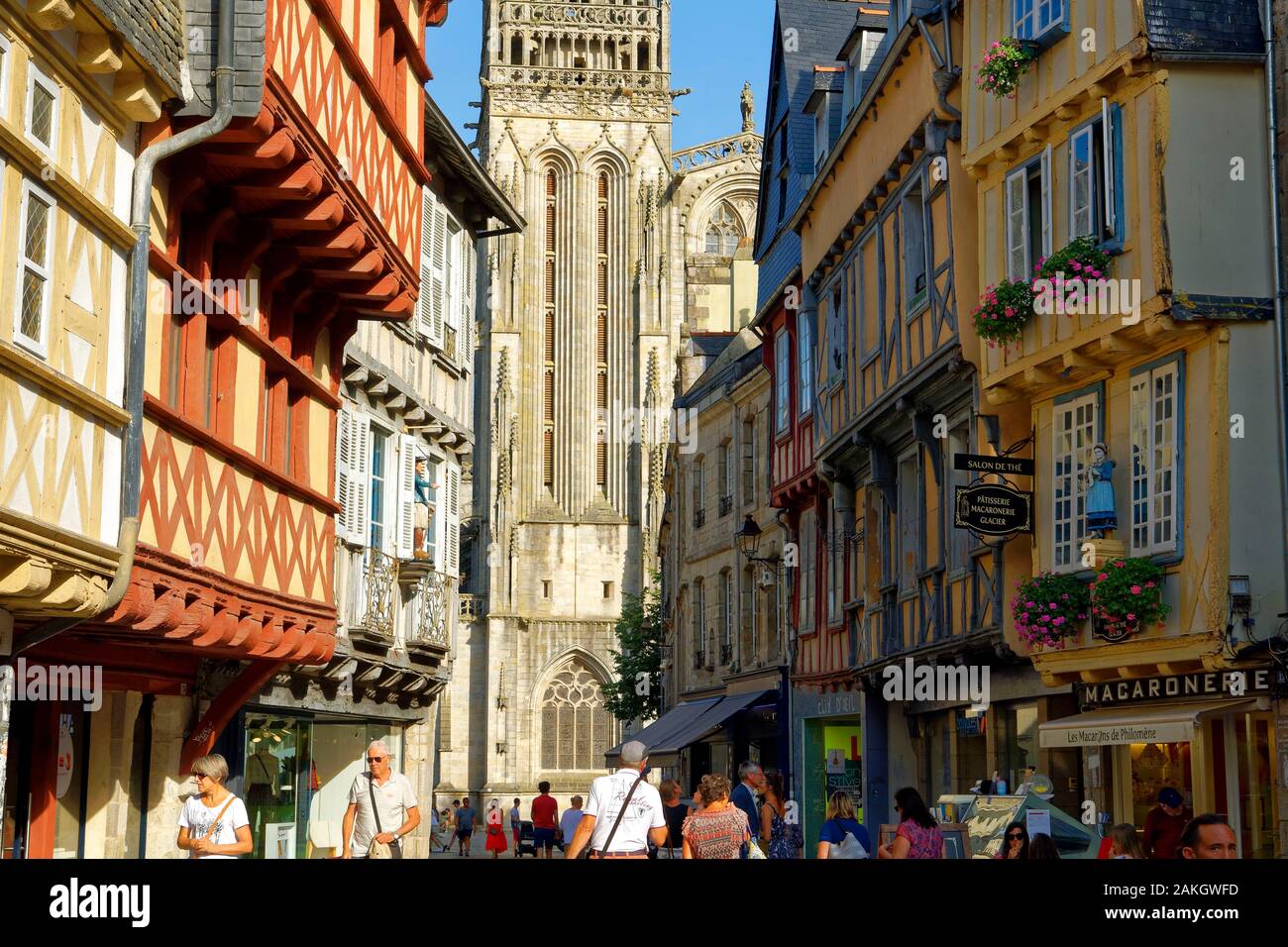 La France, Finistère, Quimper, Kereon rue et la cathédrale Saint-Corentin Banque D'Images