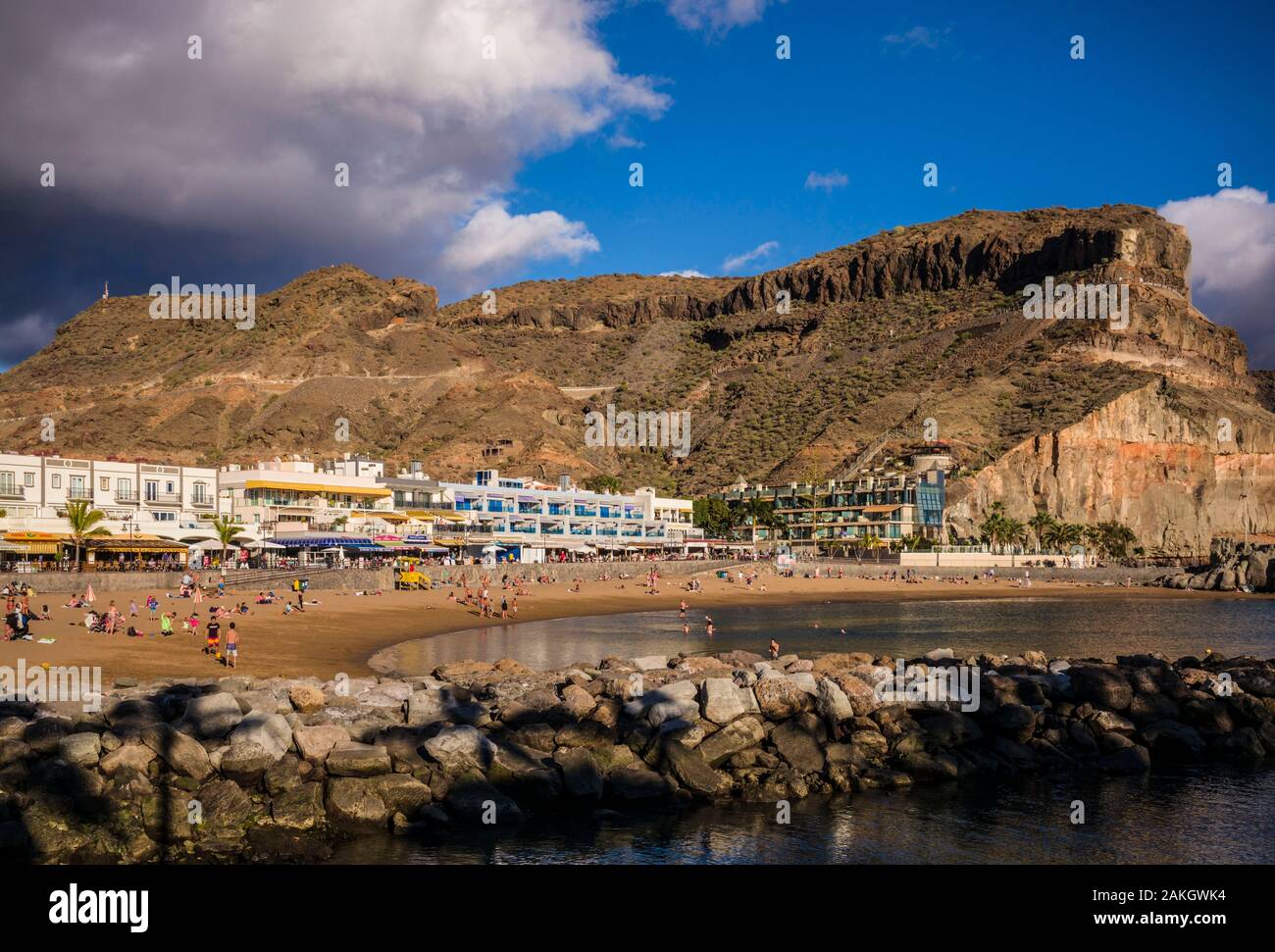 Espagne, Canaries, Gran Canaria Island, Puerto de Mogan, plage avec les visiteurs Banque D'Images