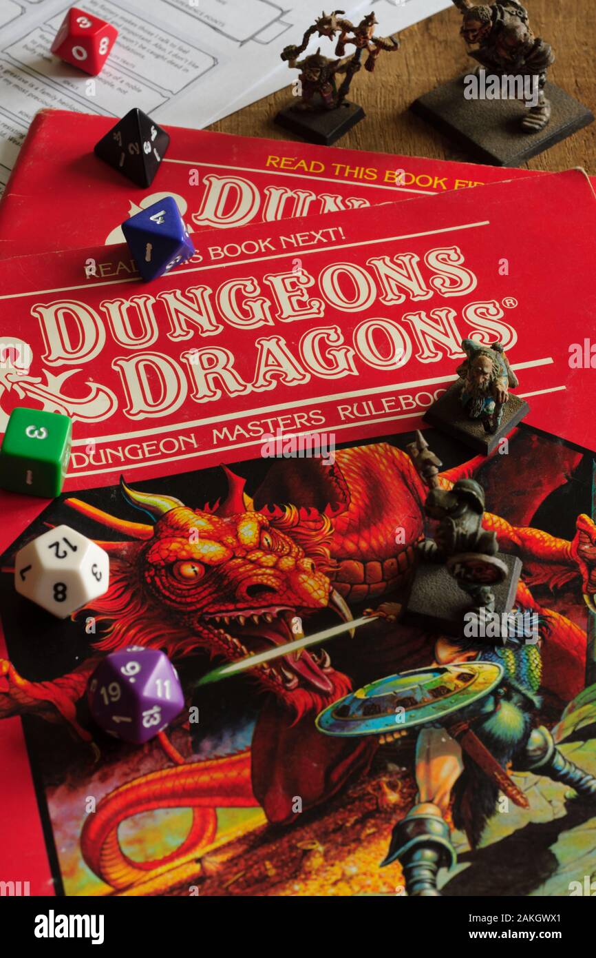 Vintage Donjons et Dragons dungeon masters article livre publié dans le cadre d'un pack de jeu D&D en 1983 avec dés et de chiffres en métal peint. Banque D'Images