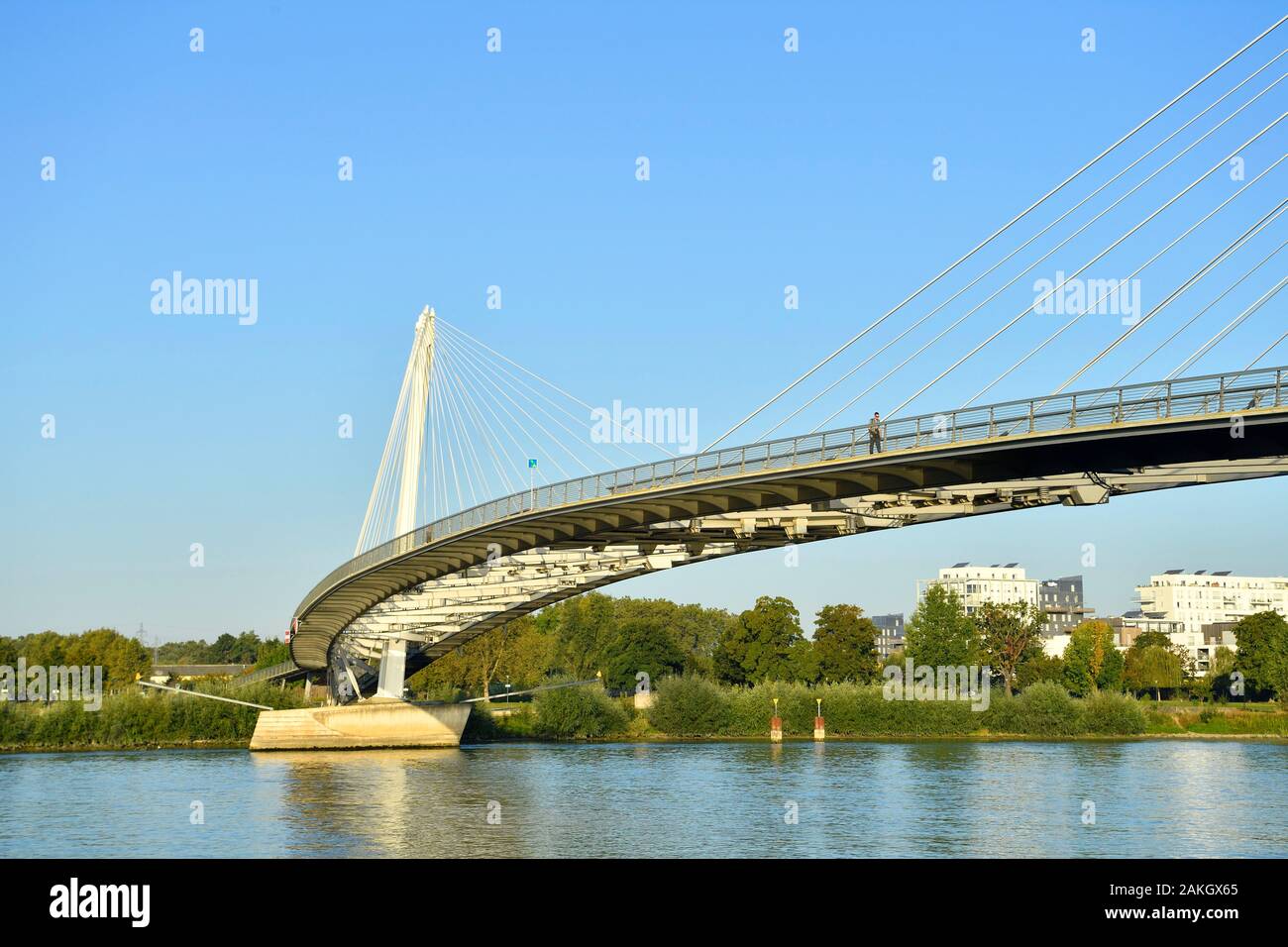 La France, Bas Rhin, entre Strasbourg et Kehl en Allemagne, le jardin des deux fleuves, le Rhin, le pont Mimram reliant les deux parties du jardin Banque D'Images