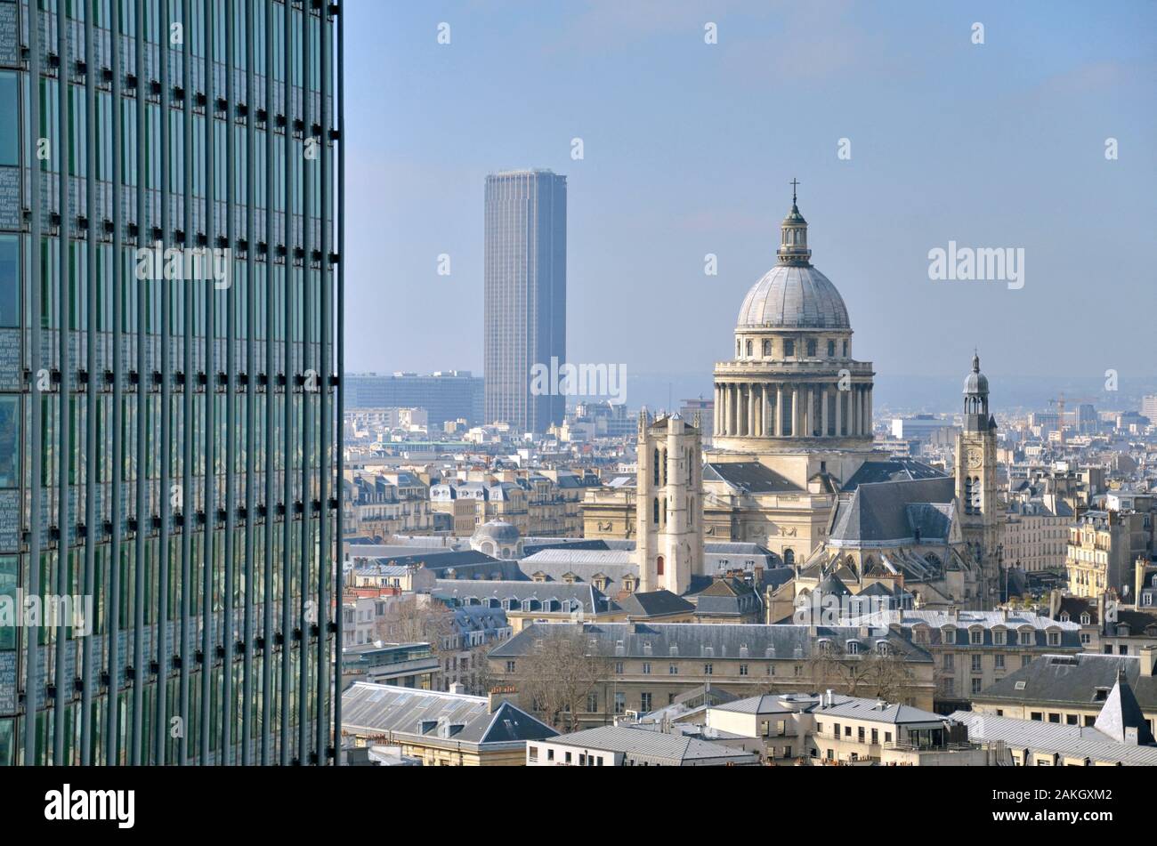 France, Paris (75), le Panthéon, la tour Clovis, l'église Saint Etienne-du-Mont (à droite), de la tour Montparnasse et au premier plan la tour Zamansky de l'université de Jussieu (vue aérienne) Banque D'Images