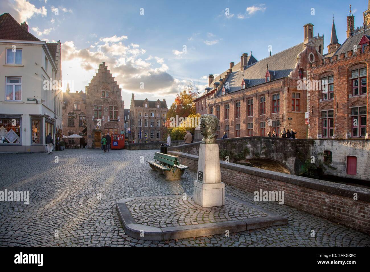 Belgique, Flandre occidentale, Bruges, centre historique classé au Patrimoine Mondial de l'UNESCO, mur du fond de la Brugse Vrije ou le Franc de Bruges Palace et statue de Frank Van Acker Banque D'Images