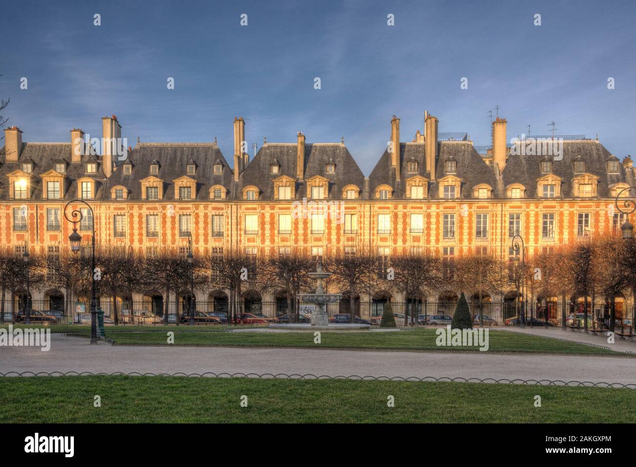 France, Paris, région classée au Patrimoine Mondial de l'UNESCO, la Place des Vosges jardins dans le quartier du Marais Banque D'Images