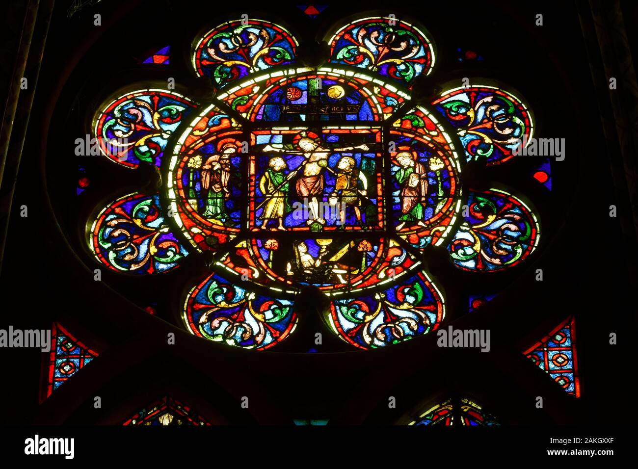 La France, l'Oise, Beauvais, Saint-Pierre de Beauvais cathédrale construite entre le 13ème et 16ème siècle a le plus grand chœur dans le monde (48,5 m), Notre Dame (Notre-Dame) ou Virgin Chapelle, vitraux du 13ème siècle, Rose de la Crucifixion, au centre Jésus sur la croix est entouré par 2 soldats, de part et d'autre Marie, sa mère et un disciple, John Banque D'Images