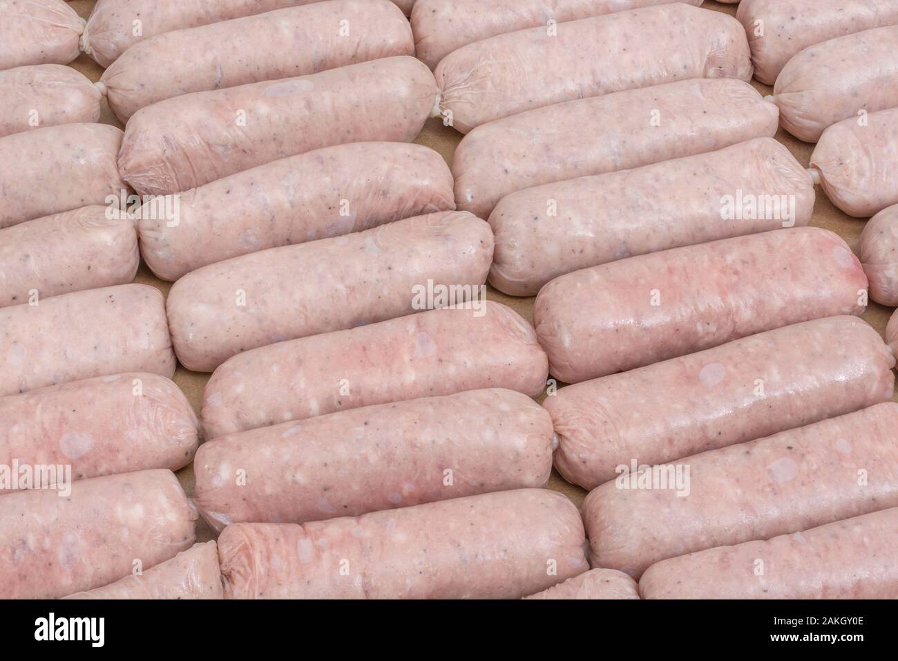 Saucisses Cumberland crues non cuites du supermarché. Pour une grande British Banger, sécurité alimentaire, farcie, UK Sausage Wars, British Sausage week. Banque D'Images