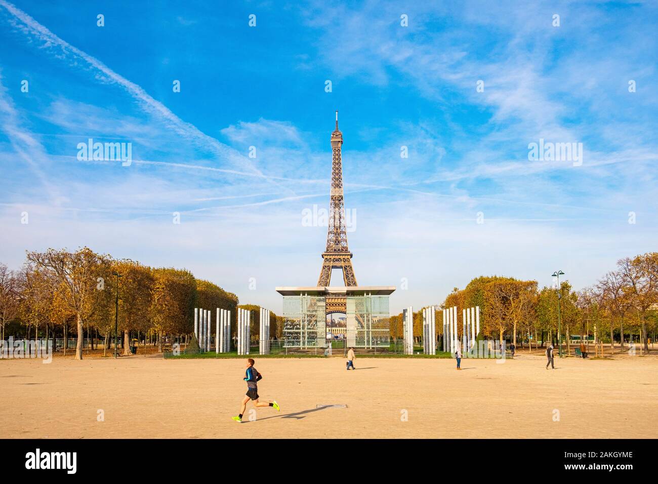 France, Paris, région classée au Patrimoine Mondial de l'UNESCO, le Champ de Mars à l'automne, le mur pour la paix par l'artiste Clara Halter et l'architecte Jean Michel Wilmotte et la Tour Eiffel Banque D'Images