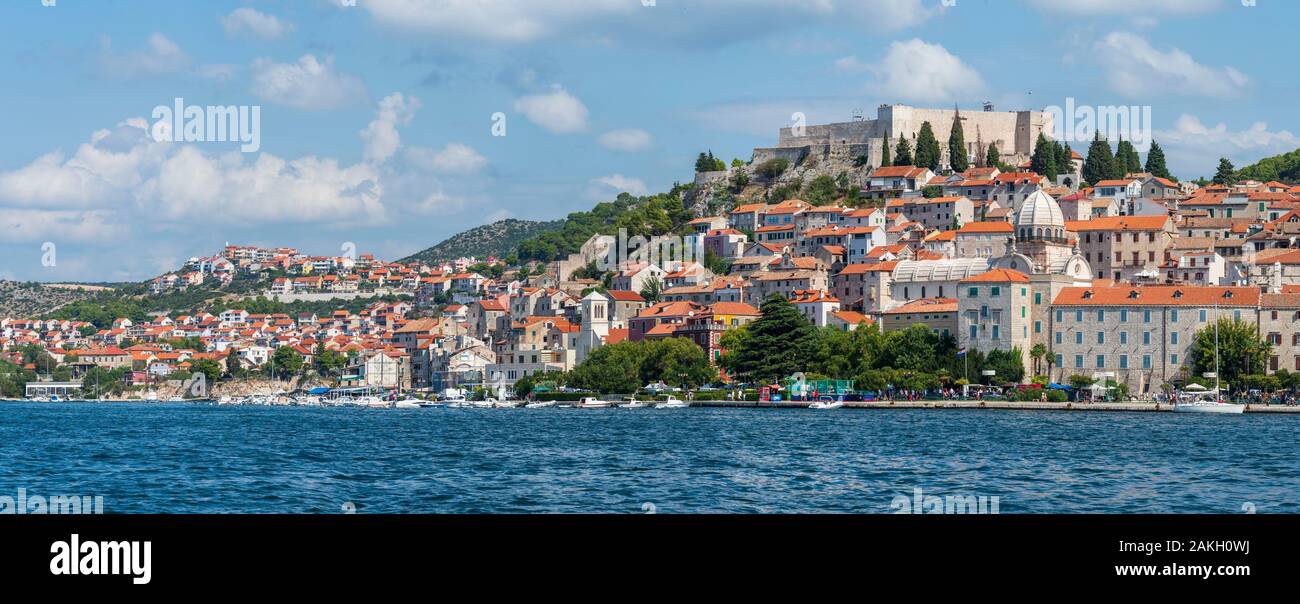Croatie, Dalmatie du Nord, Sibenik Knin, comté de la côte dalmate, Sibenik, le port, Saint James Cathedral inscrite au Patrimoine Mondial de l'UNESCO, forteresse Saint Michael Banque D'Images
