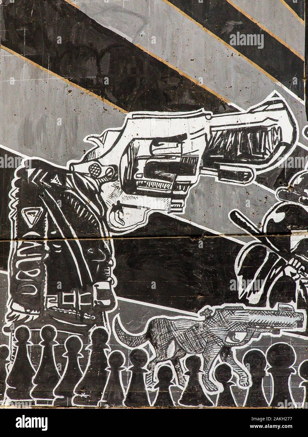 Egypte, le Caire, les graffitis de la révolution égyptienne, "le dirigeant et la liberté" : un soldat et un chien, ont leurs têtes remplacées par un fusil. Banque D'Images