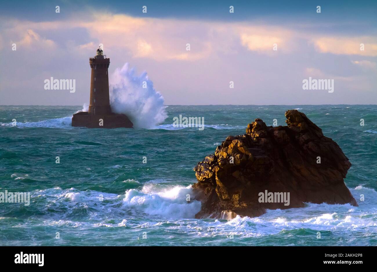 La France, Finistère, Porspoder, Landunvez, Saint Laurent, péninsule de la Côte des Légendes, le phare des quatre dans la tempête Banque D'Images