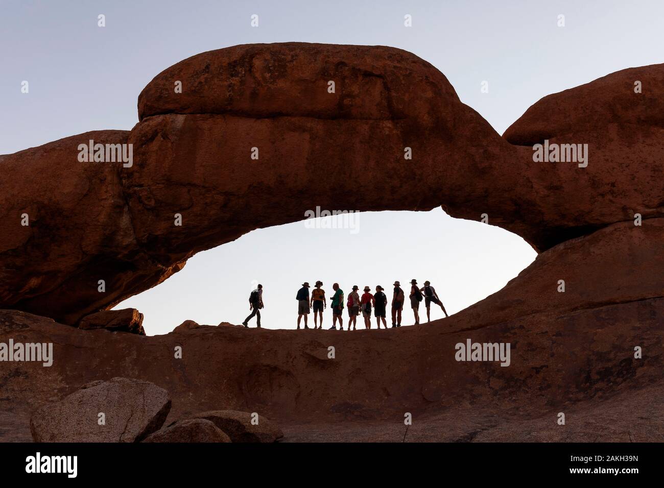 La Namibie, province d'Erongo, Spitzkoppe, touristes sous l'arche Banque D'Images