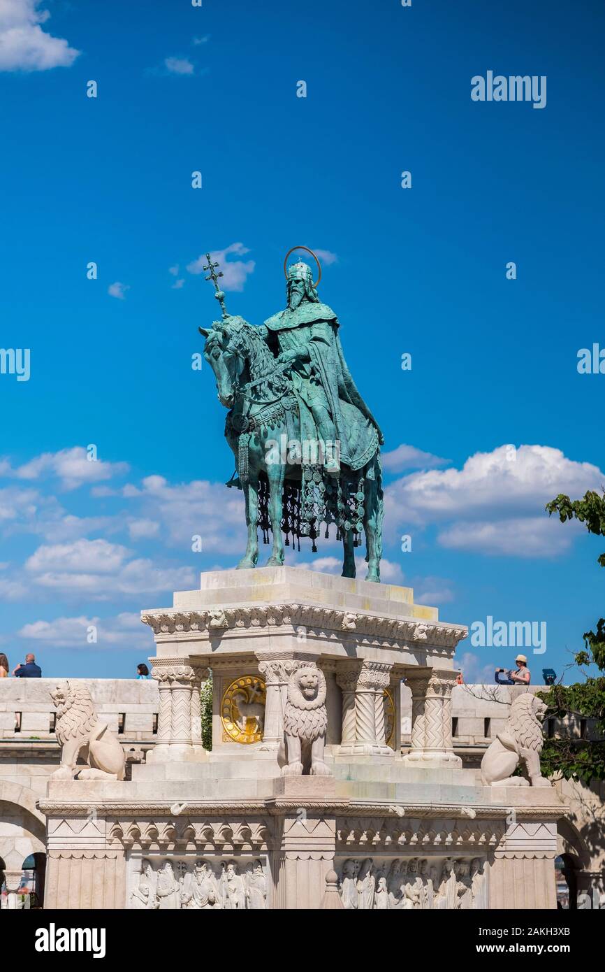 La Hongrie, Budapest, quartier de Buda, la statue du roi Saint Étienne Ier de Hongrie. La plate-forme est une œuvre de style néo-roman attribué à Alajos Strobl. Il affiche les événements de la vie du roi. Elle a été érigée en 1906 Banque D'Images