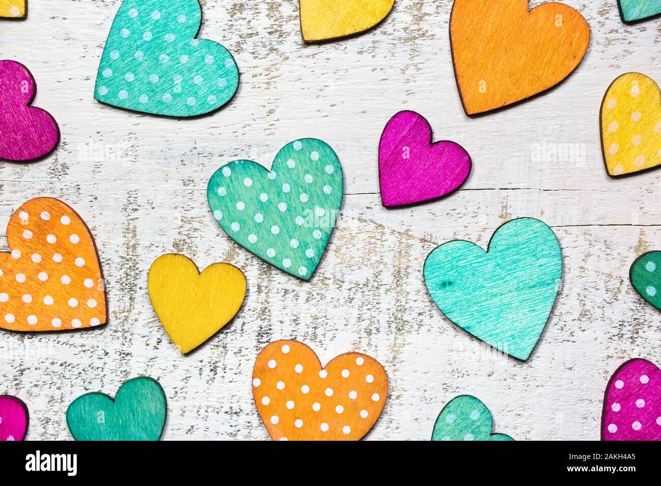 Coeurs colorés sur fond de bois blanc. Valentines Day concept. Mise à plat, vue du dessus, copiez l'espace. Banque D'Images