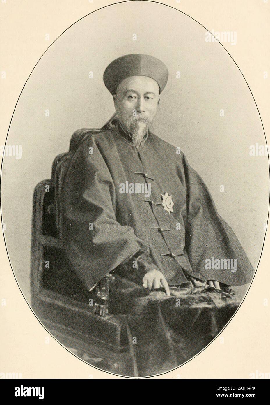 Mémoires . diplomatique le ves resultof détaillé de ma visite à Pékin : - Nous avons eu un voyage rapide en aval de la rivière, comme les pluies avaient madea courant fort. Pethick appelé ce matin tôt pour saythat le vice-roi était en grande plume, comme il avait un telegramfrom Peking en disant que le traité avait été ratifié par l'Em-peror le jour d'après ma conférence avec le Cabinet et qu'il m'a demandé de venir à l'Yamen dès que j'ai pu. WhenI est arrivé, le vice-roi m'a accueilli à la porte extérieure, reçu mewith grand plaisir et cordialité, et lorsque nous étions assis me hetold des empereurs ratification ; a dit qu'il avait entendu allabo Banque D'Images