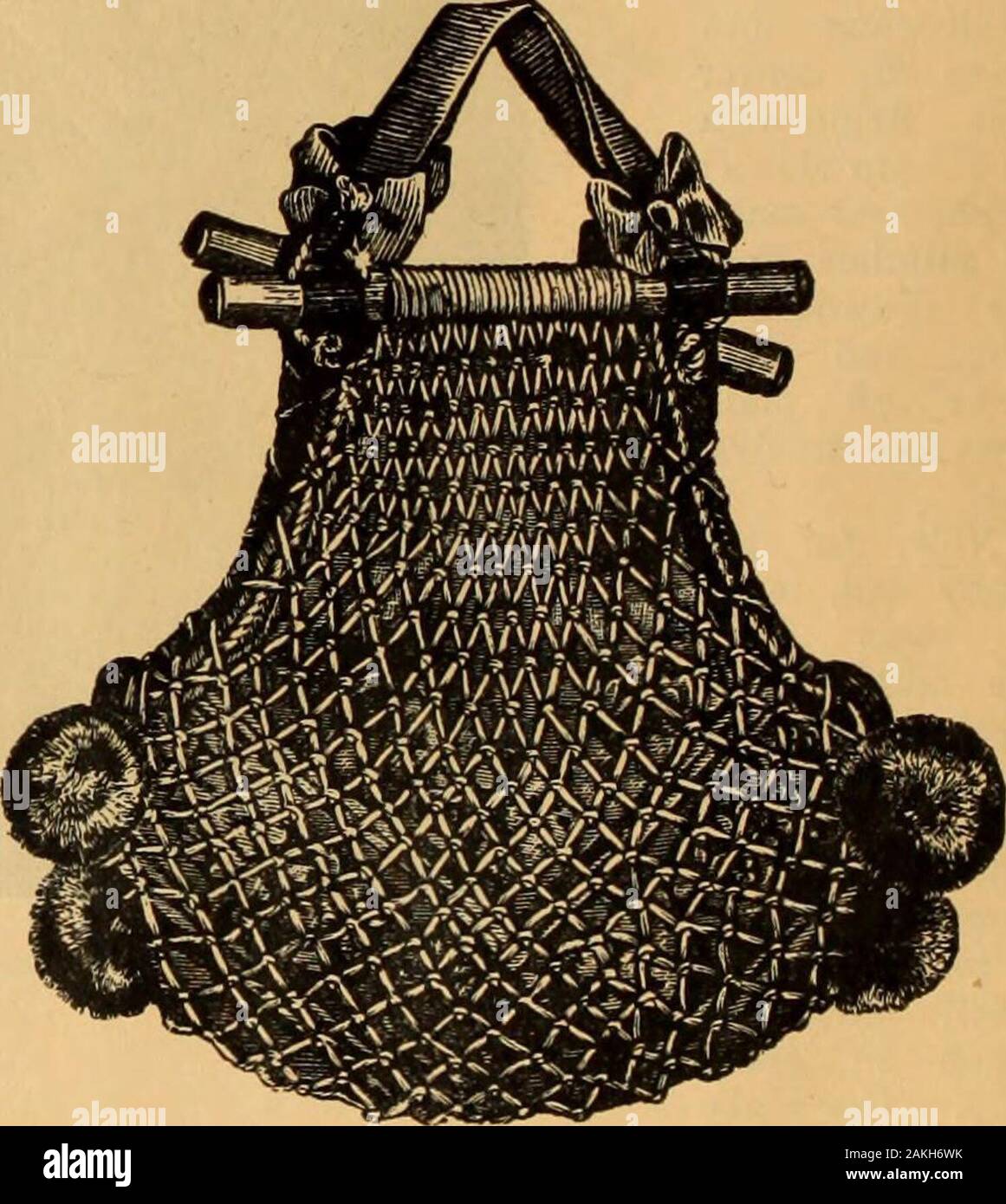 La frivolité et compensation sng jusqu'au milieu du filet ; de là, le net-ting est diminuée dans la même proportion qu'il wasincreased au premier semestre. Le net est alors fastenedon les tiges en bois où le sac s'ouvre. Chacun de ces est 7^ pouces de long et 1  % de pouce d'épaisseur, andornamented à la fin avec une télévision bouton métal.sur ces tiges les coutures dans le premier et le dernier filet rowsof sont fixés à l'aide de cordon en upeach capture croix deux fois, et envelopper le cordon autour d'therod à le faire. Les sutures sont ensuite glissé dans un closetogether^ l'espace de 3 pouces. $ % redribbon foncé plié trois pouces de large Banque D'Images