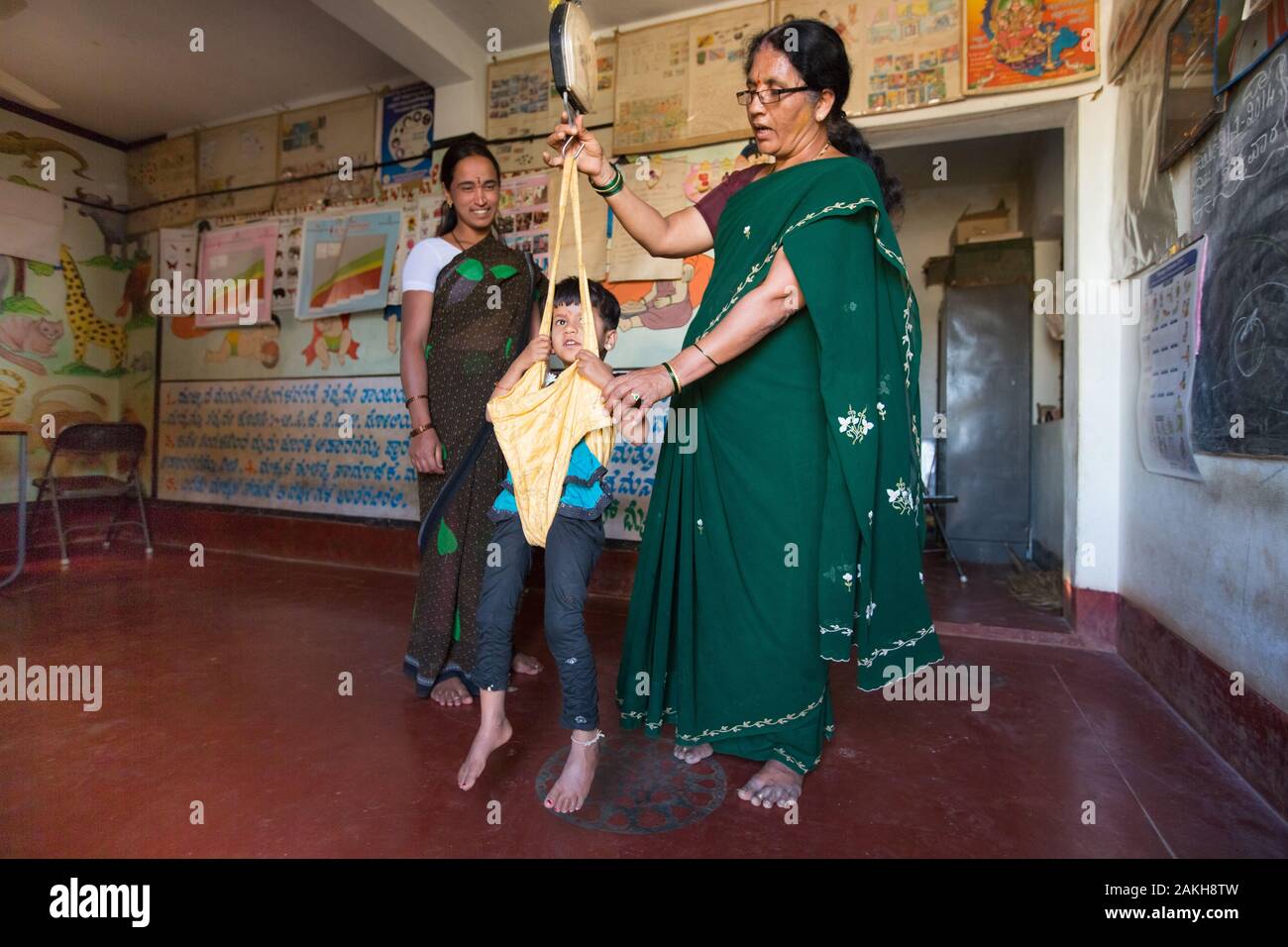 Description : En vertu de l'Chamkol anganwadi, programme (école maternelle) des travailleurs comme Shashikala va bientôt commencer à recevoir une formation axée sur les moyens de réduire au t Banque D'Images