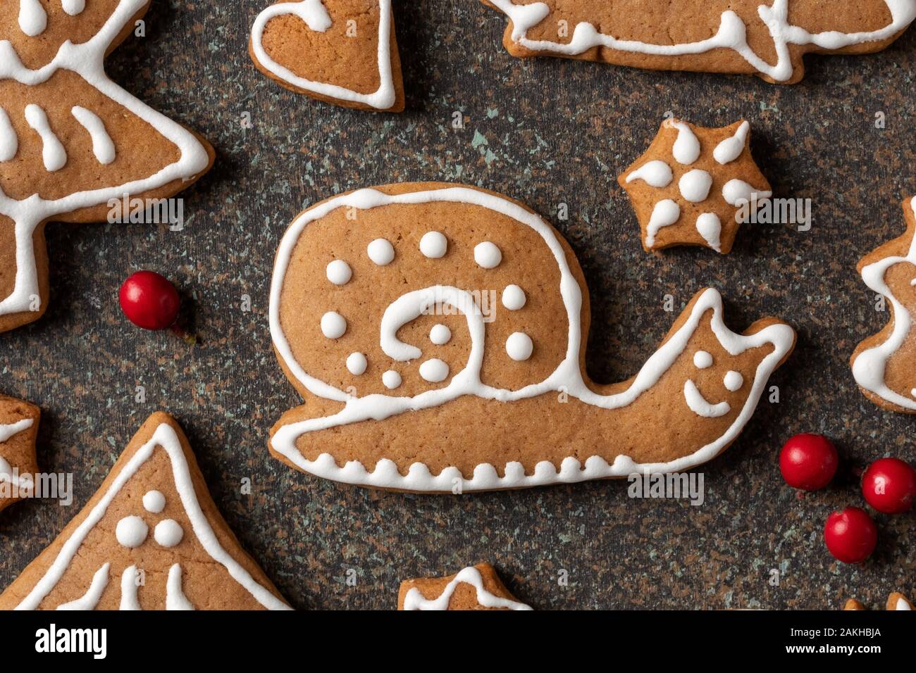 Noël fait maison gingerbread cookies sur fond sombre Banque D'Images