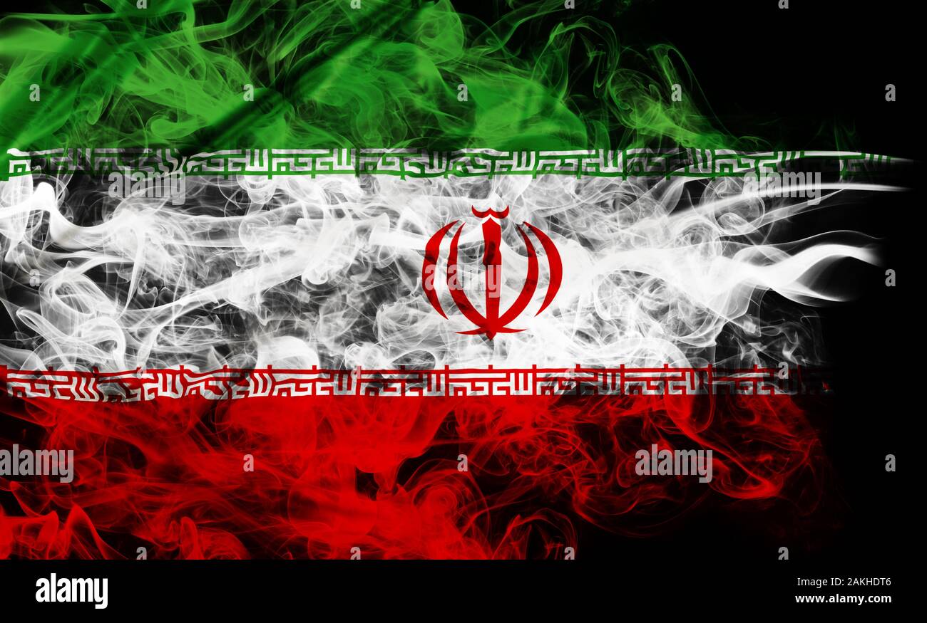 Drapeau iranien que la fumée, isolé sur fond noir. République islamique d'Iran flag 3D illustration de fumer. Banque D'Images