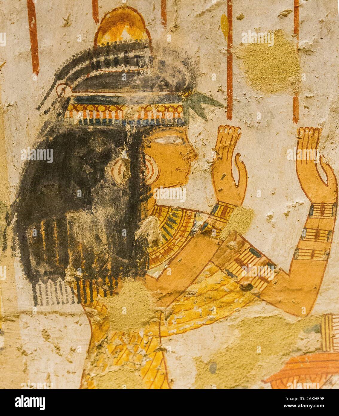 Luxor en Egypte, Vallée des Nobles, tombe de Menna. Une belle femme dans l'adoration. Avec col, bracelets, oreilles, lotus, perruque et un 'cône de parfum'. Banque D'Images