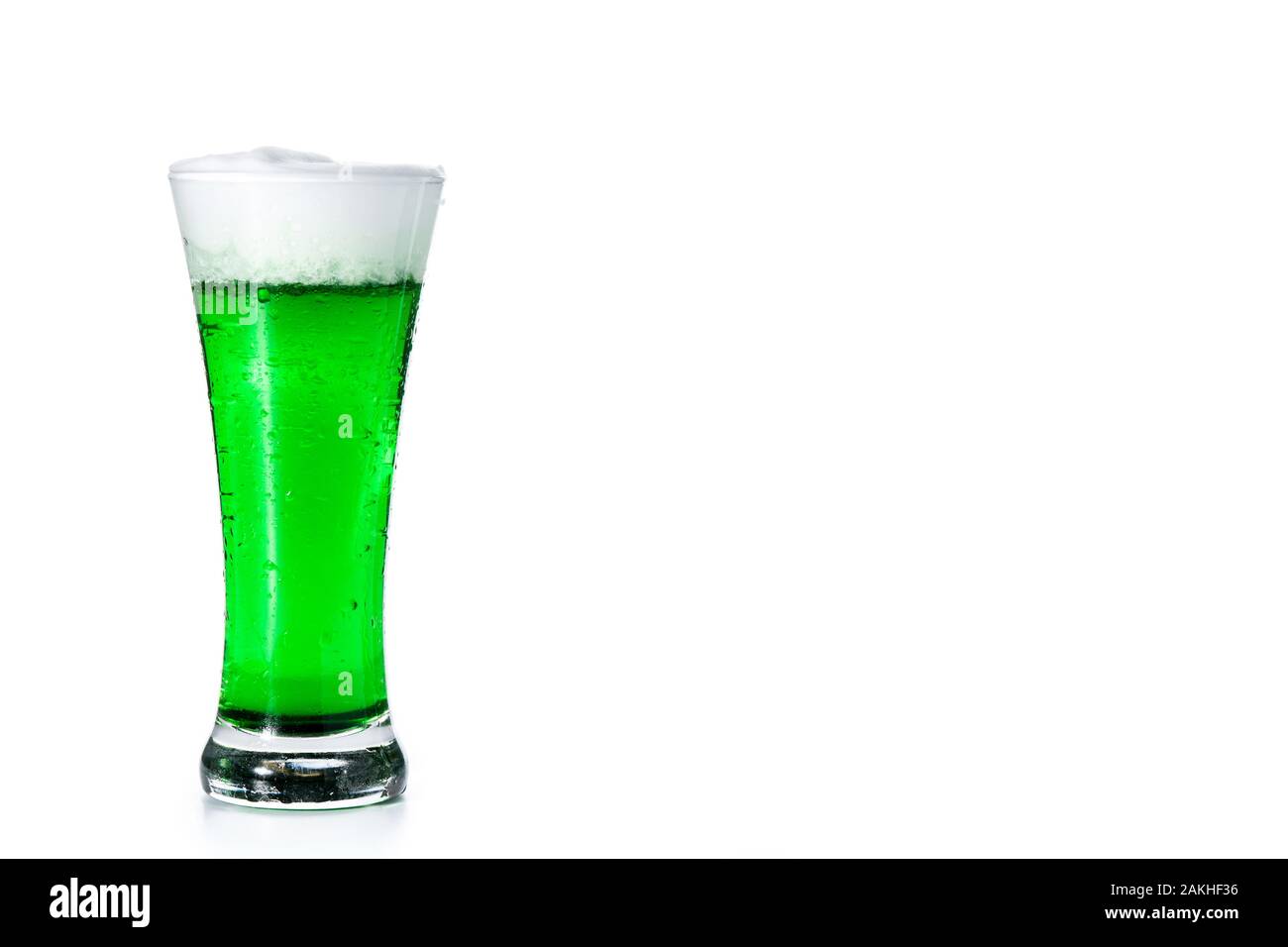 St Patrick's Day traditionnelle bière verte isolée sur fond blanc. Copy space Banque D'Images