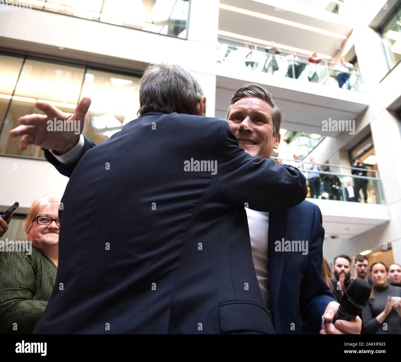 La CORRECTION DE L'ORTHOGRAPHE RETRANSMIS PRENTICE À PRENTIS, candidat à la direction du travail Sir Keir Starmer (droite) MP, est accueilli à l'unisson siège à Euston, Londres, par le Secrétaire général, Dave Prentis (gauche)) après l'Union européenne a déclaré son soutien pour lui. Banque D'Images