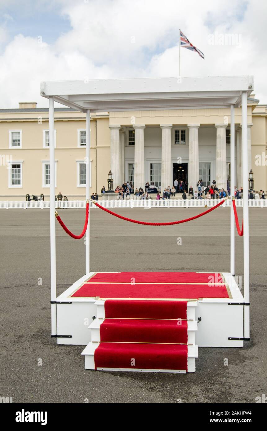 B-5573, Berkshire, UK - 16 juin 2019 : PODIUM pour le monarque ou autres pour voir le défilé VIP d'agents nouvellement formés à Académies Militaire de Sandhurst Banque D'Images