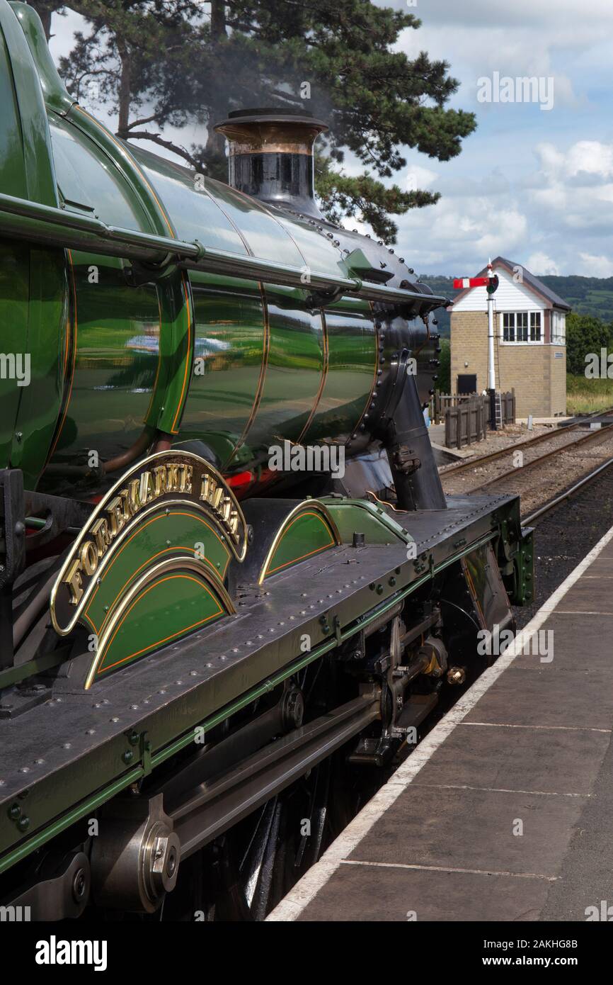 Train à vapeur Foremarke Hall GWR à la gare de Cheltenham sur le chemin de fer patrimonial du Gloucestershire Warwickshire, Cotswolds, Angleterre Banque D'Images