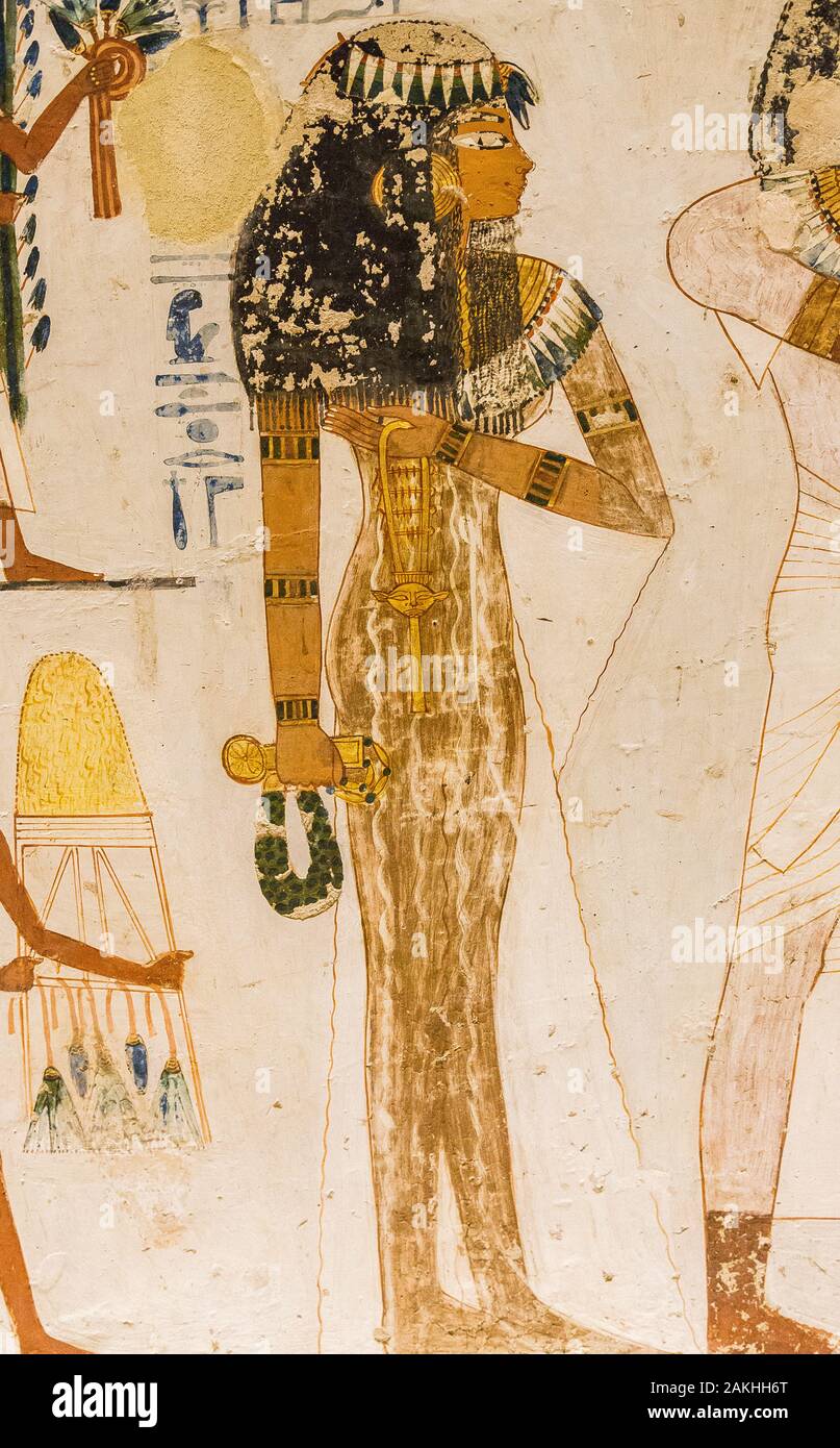 Louxor en Egypte, Vallée des Nobles, tombe de Menna. La belle épouse de Menna possède un strum habthorique et un collier menat. Banque D'Images