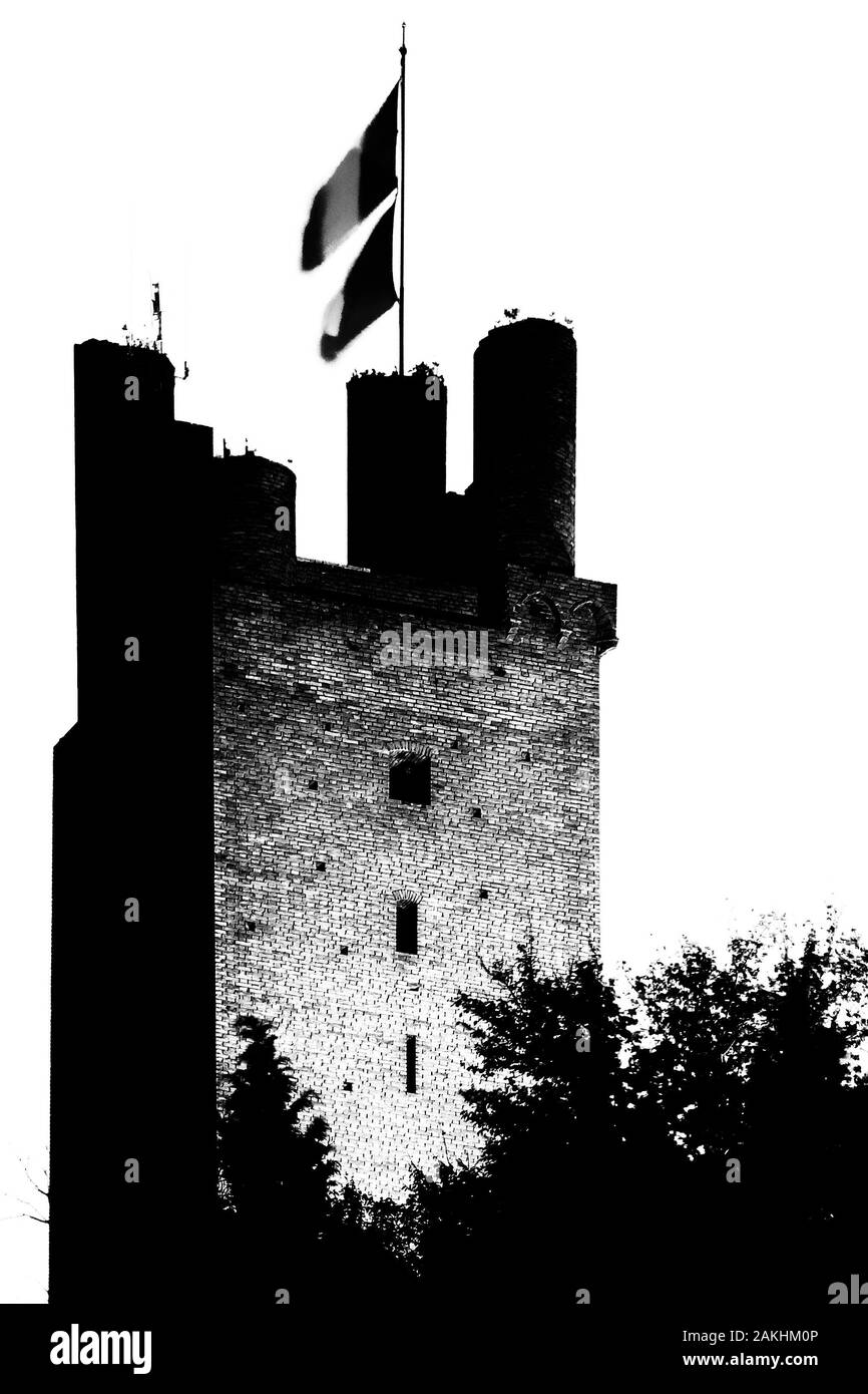 Le noir et blanc vue de la Rocca de Federico II à San Miniato, Pise, Toscane, Italie, après le coucher du soleil Banque D'Images