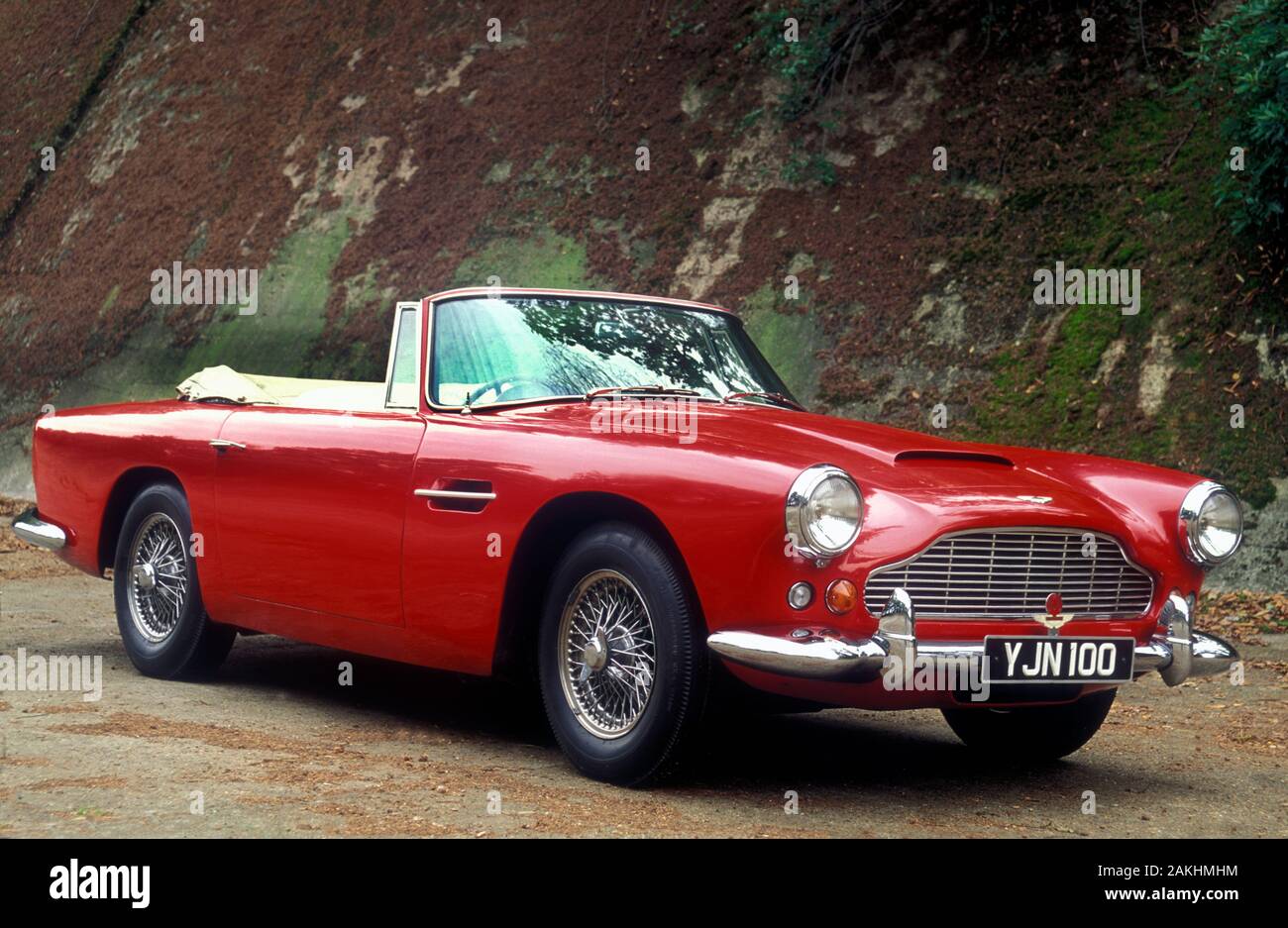 Aston martin db4 convertible Banque de photographies et d'images à haute  résolution - Alamy