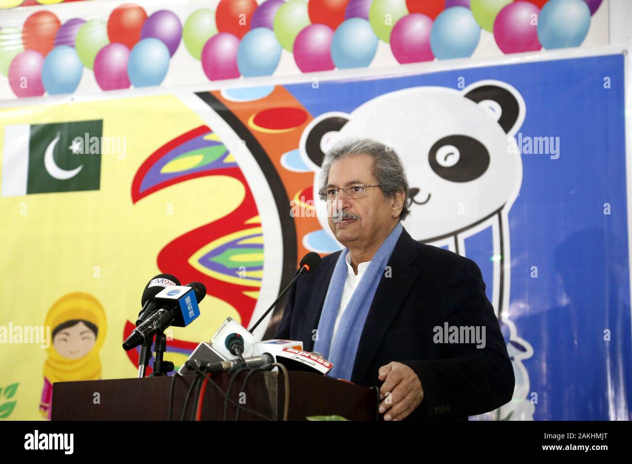 Islamabad. Jan 9, 2020. Le ministre de l'éducation du Pakistan Shafqat Mahmood prend la parole lors de la cérémonie organisée pour la distribution de paquets 'Panda' à Islamabad, capitale du Pakistan le 9 janvier 2020. "Pour aller avec le Pakistan, la Chine se rapprocher à nouveau de la coopération économique, social : ministre pakistanais' Credit : Ahmad Kamal/Xinhua/Alamy Live News Banque D'Images