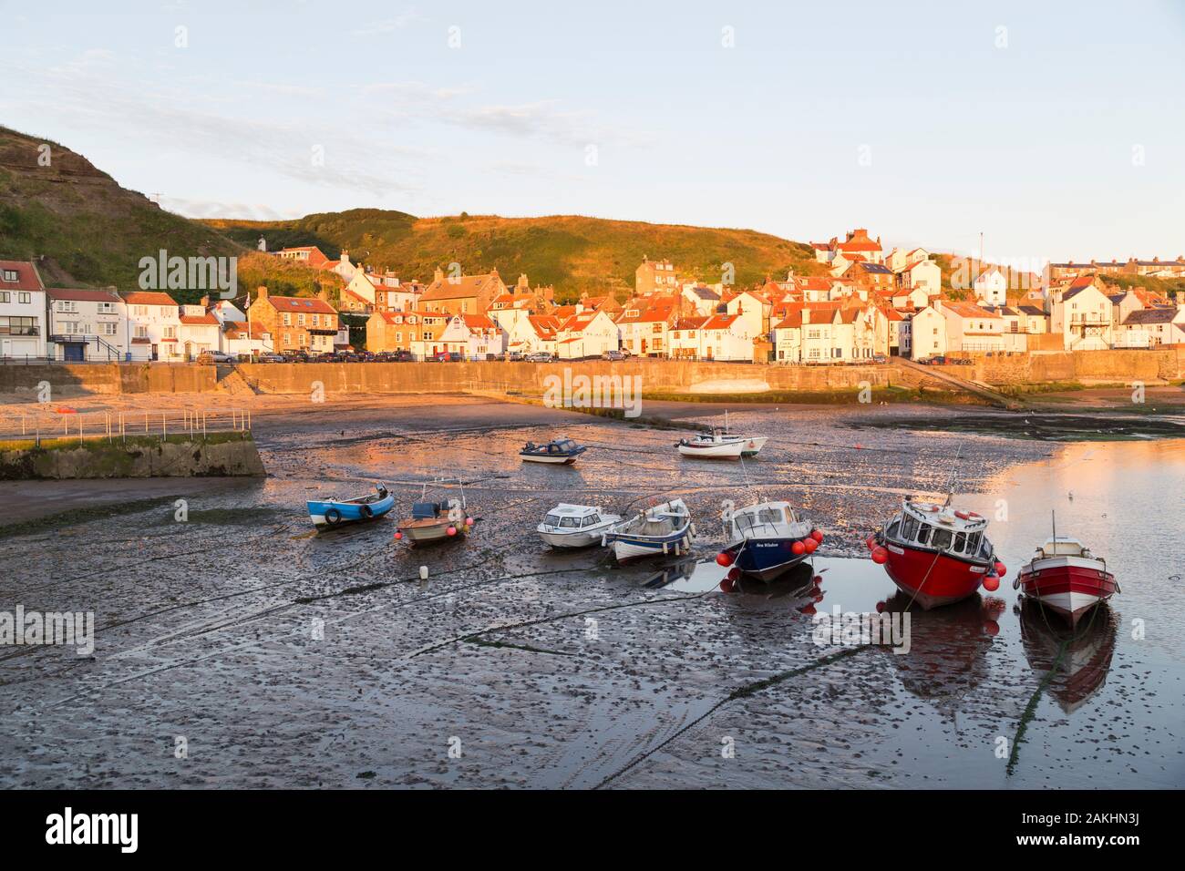 UK, Staithes Staithes, lever de soleil sur port et bateaux de pêche amarrés. Banque D'Images