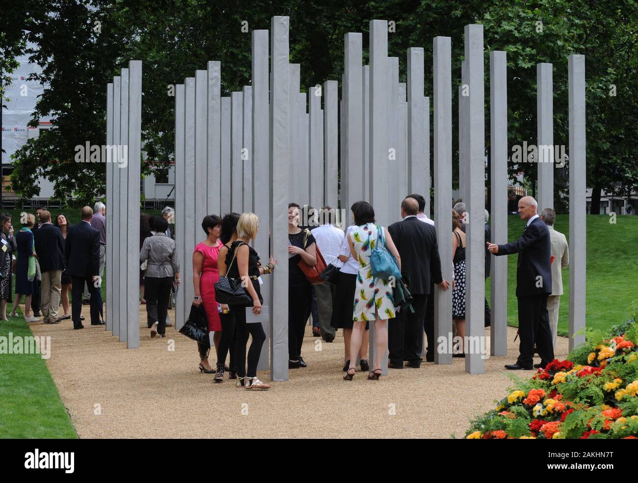Un mémorial permanent Memorial est dévoilé dans Hyde Park par Leurs Altesses Royales le Prince de Galles et la duchesse de Cornouailles, sur le quatrième anniversaire de l'attaque terroriste. La cérémonie a été suivie par des personnalités politiques et les familles des 52 victimes tuées. Banque D'Images
