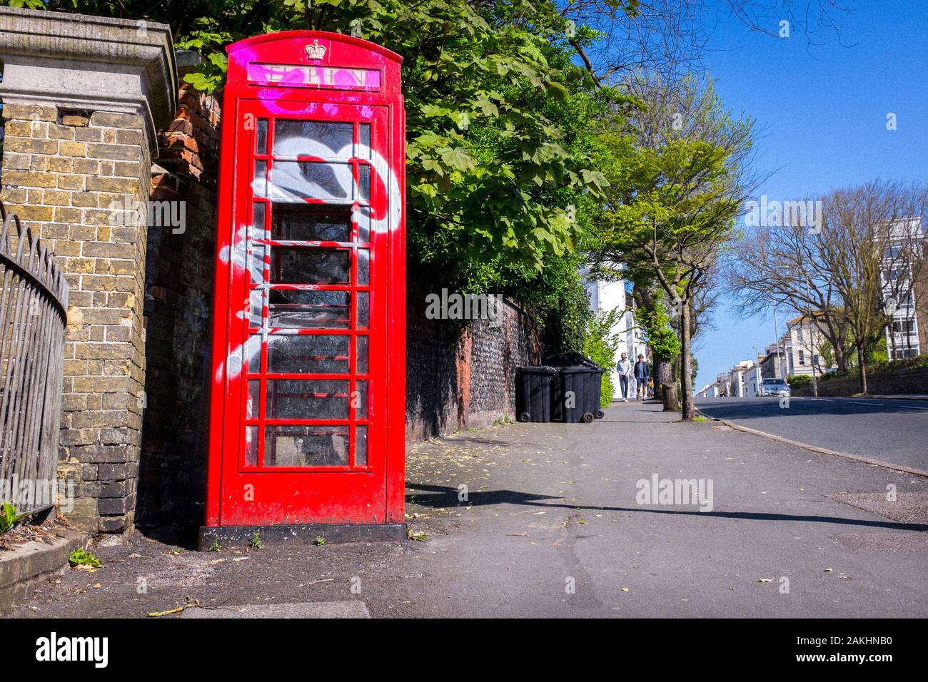 Broken Téléphone public fort pulvérisés avec des graffitis sur Dyke Road, Brighton, UK Banque D'Images