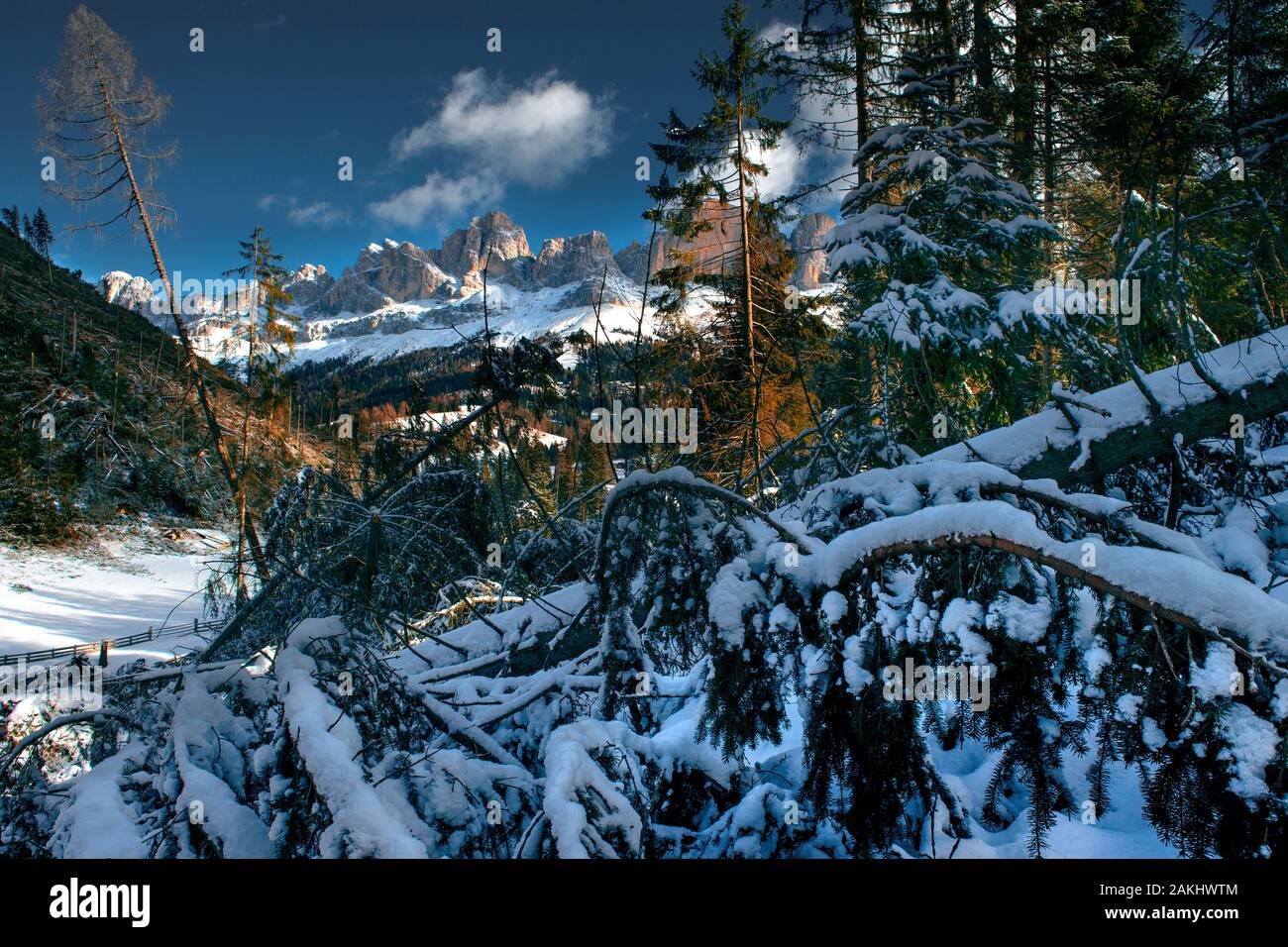 Carezza dans les Dolomites après la tempête Banque D'Images