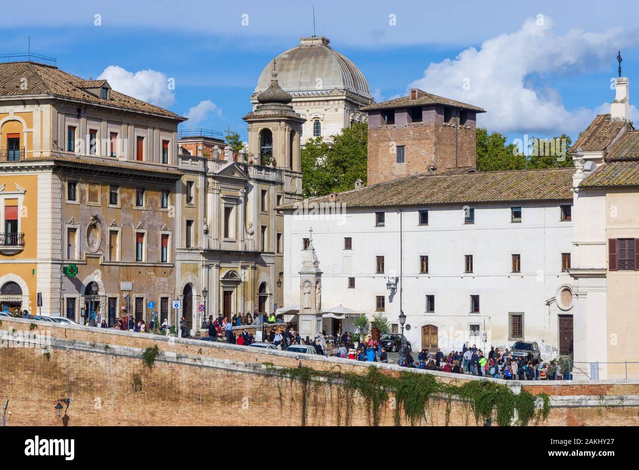 Scène de la vie quotidienne à Tiber Island avec foule de gens et grand dôme synagogue sur fond Banque D'Images
