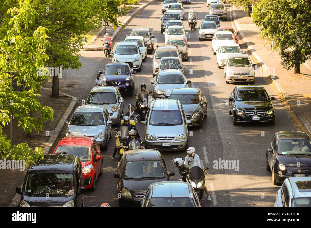 Et le trafic de voitures alignées au cours d'une journée ensoleillée sur la Via Olimpica à Rome Banque D'Images