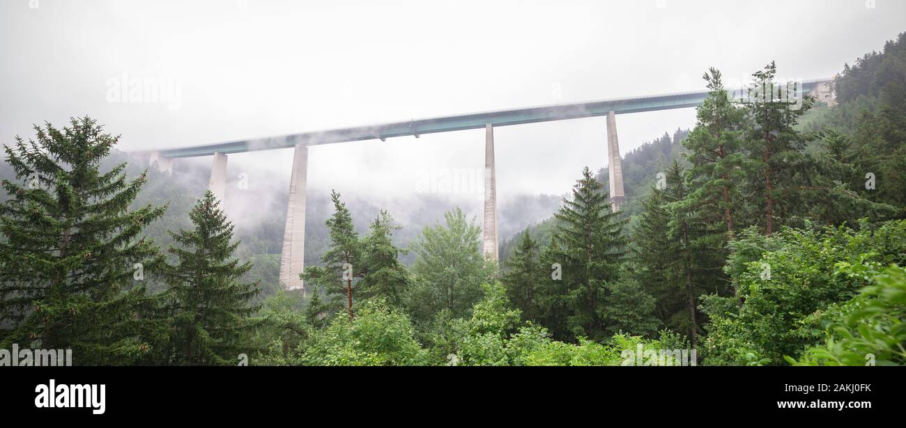 "Europabrücke" (pont de l'Europe) in Tirol, Autriche. Brenner Interstate vers l'Italie, près de la ville d'Innsbruck, Autriche. Plus haut pont d'Europe. Banque D'Images